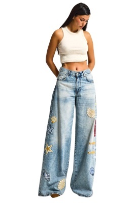 jeans loose fit cu elemente brodate si vibe mediteranean