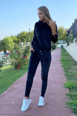 Compleu de catifea Erica, pantaloni cu fermoar pe picior si bluza in doua variante de purtare (cu gluga sau cu guler/rever), Negru, Marime S/M