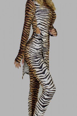 Compleu din doua piese Wonder Tiger, imprimeu cu tonuri realiste, bluza cu slituri laterale si pantaloni cu textura elastica, Maro1