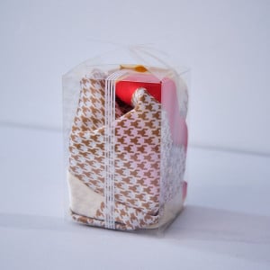 Esarfa Soft D, cu imprimeu si matase satinata, in cutie eleganta, Crem, 70x70 cm 4