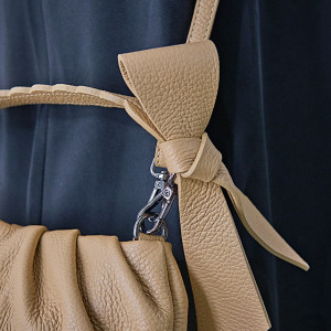 Geanta dama, UrbanElegance, din piele naturala cu fundita decorativa si detalii hobo, Crem 6