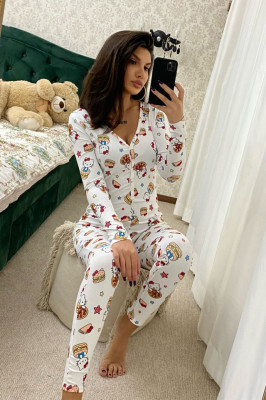 Pijama lunga tip salopeta Vicky, cu maneca lunga, inchidere cu nasturi si imprimeuri diverse, colorate, Kitty1
