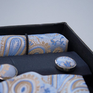 Set 3 piese Mistery, pentru barbati, papion, butoni si batista din stofa, bleu, cu imprimeu auriu deschis, MS103