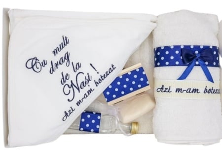 Trusou pentru botez, 7 piese, cu broderie, albastru buline