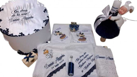 Set de botez Ingeras bleumarin, cu set de prima baita, personalizat