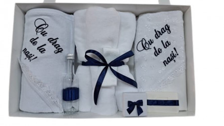 Trusou botez baiat. 8 piese, dimensiuni foarte generoase, prosop bebe cu capison, broderie bleumarin