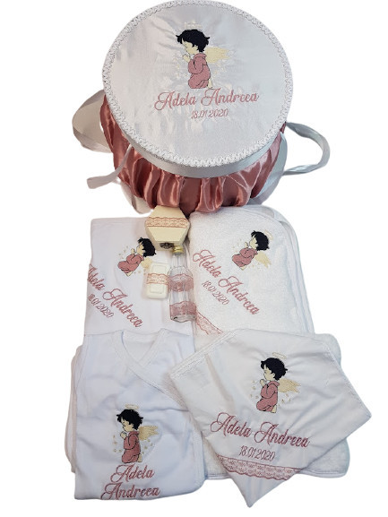 SET TRUSOU SI CUFAR DE BOTEZ, 9 PIESE, CU BODY PERSONALIZAT, ALB/ROZ PUDRA