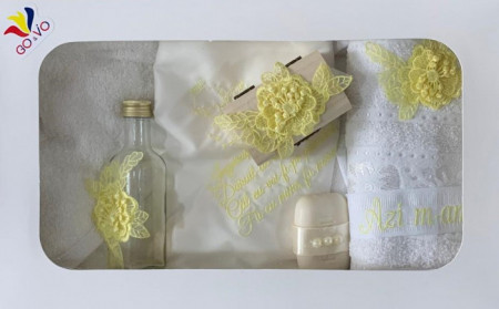 Trusou Botez cu Broderie galben, en ros