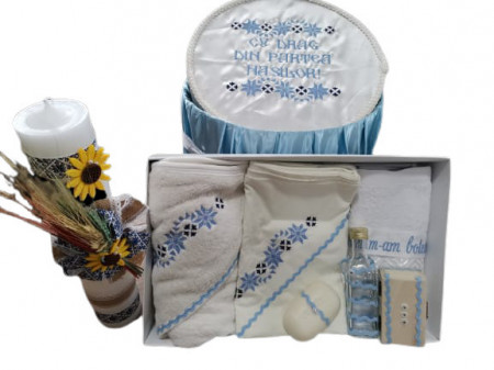 Set trusou de botez, cu lumanare si cufar, motive traditionale, bleu