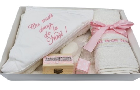Trusou pentru botez, 7 piese, cu broderie,rozcu funda
