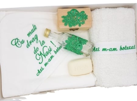 Trusou pentru botez, 7 piese, cu broderie, verde crud