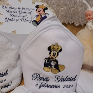 Set complet pentru botez, cu trusou complet si lumanare, costum si set de baita, Mickey auriu/bleumarin