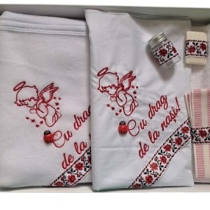 Trusou de botez, 6 piese, cu paturica si panza, ingeras motiv t5raduitional , rosu, en gros