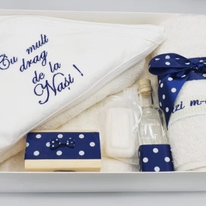Trusou pentru botez, 7 piese, cu broderie,bleumarin cu buline