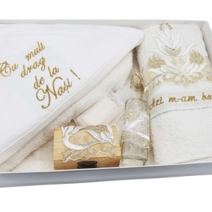 Trusou pentru botez, 7 piese, cu broderie,dantela crem, en gros