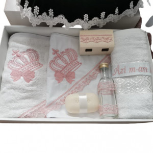 Set complet pentru botez, trusou coronita printesa, lumanare volanase,, cufar, rochita, verde smarald/roz pudra - Img 2