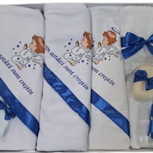 Trusou botez, Ingeras, 7 piese, cu paturica inclusa, decorat in diverse culori, engros 04 0302