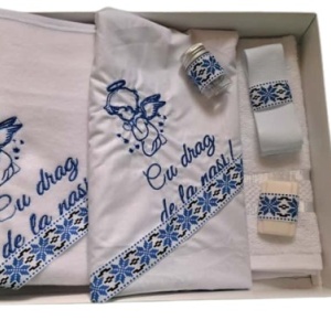 Trusou de botez, 6 piese, cu paturica si panza, ingeras motiv traditional, albastru