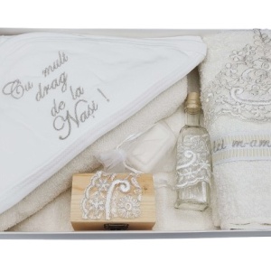 Trusou pentru botez, 7 piese, cu broderie,dantela argintie