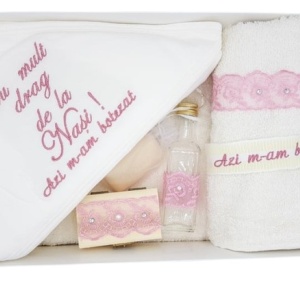 Trusou pentru botez, 7 piese, cu broderie, roz pudrat cu dantela