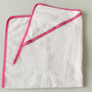 Prosop de baie bebe, cu gluga, alb/roz, 80*90 cm, potrivit pentru brodat