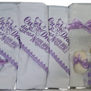 Trusou botez, cu mesaj,, 7 piese, cu paturica inclusa, decorat in diverse culori, engros