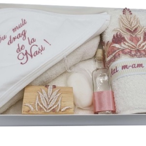 Trusou pentru botez, 7 piese, cu broderie,dantela roz inchis