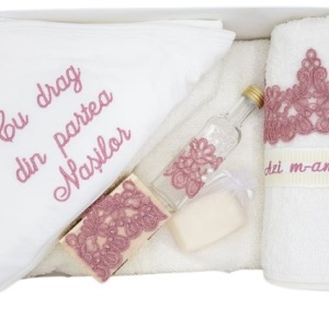 Trusou pentru botez, 7 piese, cu broderie, roz inchis cu dantela