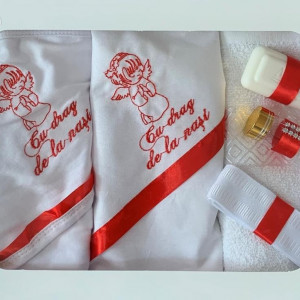 Trusou pentru botez,saten rosu,cu ingeras brodat, 6 piese.