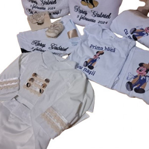 Set complet pentru botez, cu trusou complet si lumanare, costum si set de baita, Mickey auriu/bleumarin