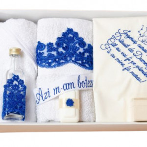 Set de botez cu trusou cu rugaciune si lumanare dantelata, albastru