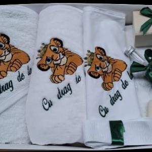Trusou botez, Lion King, cu broderie pe 3 piese,accesorii verzi, engros