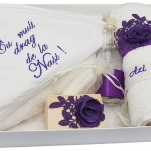 Trusou pentru botez, 7 piese, cu broderie,dantela mov inchis
