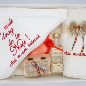 Trusou pentru botez, 7 piese, cu broderie,rosu traditional stilizat