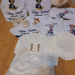 Set complet pentru botez, cu trusou complet si lumanare, costum si set de baita, Mickey auriu/bleumarin