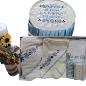 Set trusou de botez, cu lumanare si cufar, motive traditionale, bleu