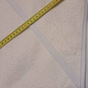 Prosop bebe, cu gluga, alb complet, 90*90 cm, potrivit pentru brodat, cu capison 27 cm, en gros