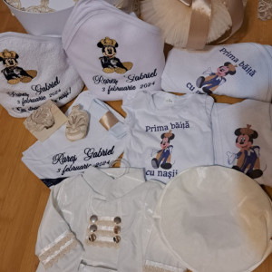Set complet pentru botez, cu trusou complet si lumanare, costum si set de baita, Mickey auriu/bleumarin