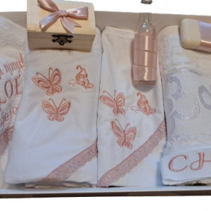 Trusou botez personalizat, cu fluturi, 8 piese, roz pudra - Img 1