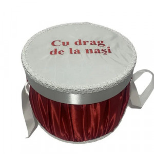 Cutie trusou botez, imbracat cu saten si cu capac brodat cu mesaj,burgundy