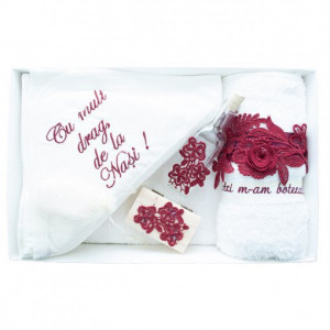 Trusou pentru botez,6 piese,decorat cu mesaj si dantela vișinie cu floare.