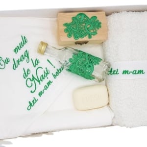 Trusou pentru botez, 7 piese, cu broderie, verde crud
