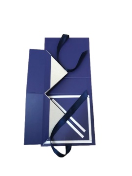 Cutie cadou albastru bleumarin mica cu panglica textila 158x158x57mm - Img 3