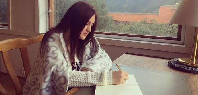 „Nu vă mulţumiţi cu puţin, nu vă complaceţi în relaţii ce vă obosesc, nu alergaţi după oameni. Fiţi dispuşi să aşteptaţi o iubire adevărată”