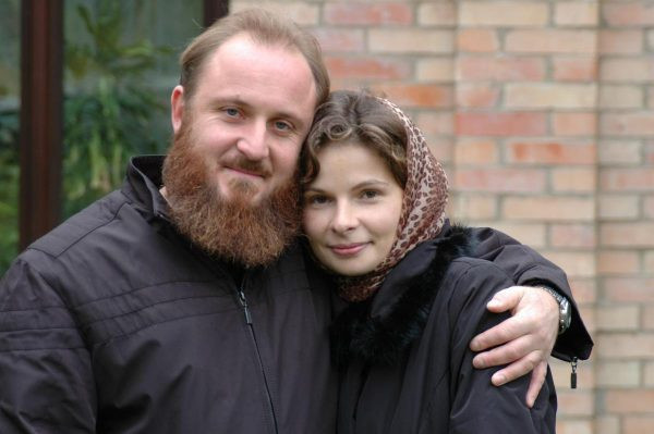 „Bărbaţilor, iubiţi pe femeile voastre aşa cum şi Hristos a iubit Biserica şi pe Sine S-a dat pentru ea”