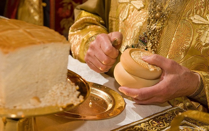 Ce folos primeşte sufletul când îl pomeneşte preotul la Sfânta Proscomidie?