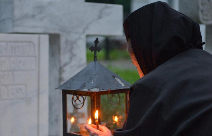 Prin sfinte rugăciuni şi parastase poţi scoate un om din iad