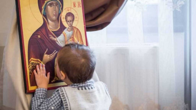 Părinți, încredințați-vă copiii în ocrotirea Maicii Domnului!