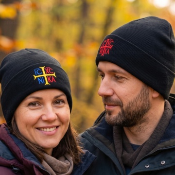 familie purtand fesuri cu monograma NIKA
