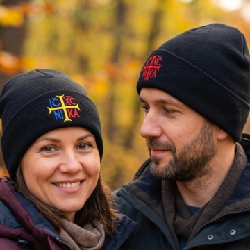 familie purtand fesuri cu monograma NIKA